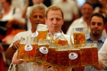 Desafio na Oktoberfest Blumenau: brasileiro tenta quebrar recorde de transporte de canecos
