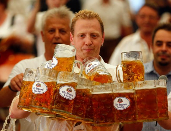 Desafio na Oktoberfest Blumenau: brasileiro tenta quebrar recorde de transporte de canecos